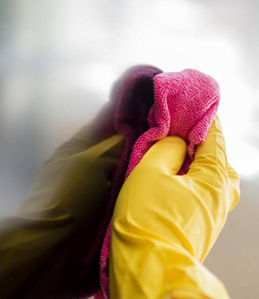 primer-plano-de-mano-con-guante-de-goma-desinfectante