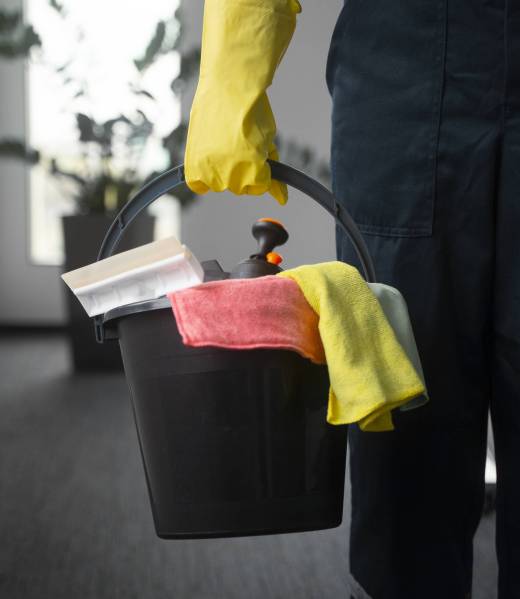 vista-frontal-hombre-limpiando-en-el-interior